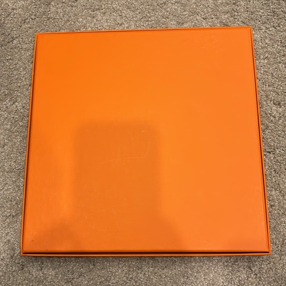 🌷New in box - Hermes silk scarf (90) - Picture 9 of 9